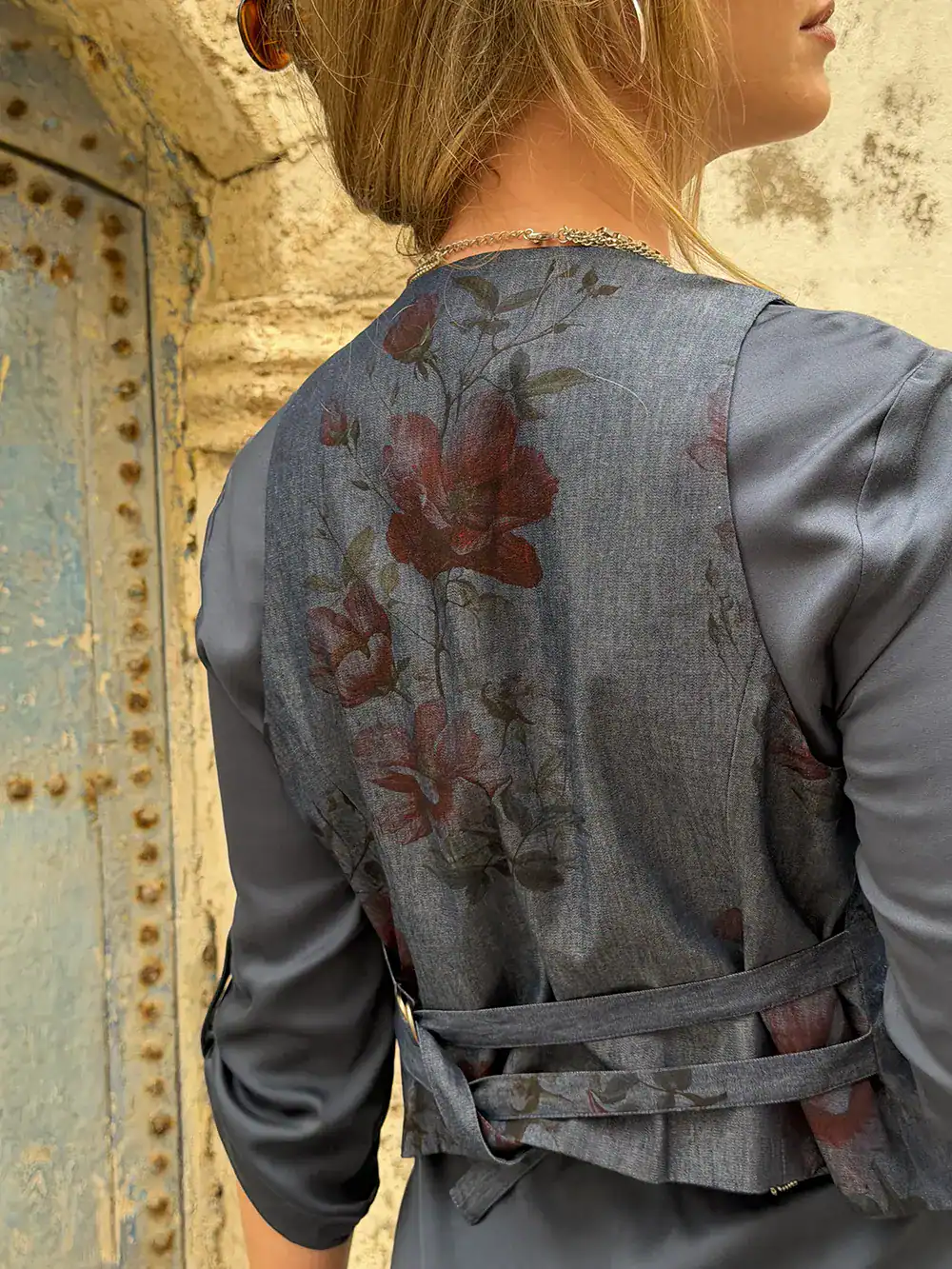 Pure-Madeleine-Denim-Väst-rosor-blå-klänning-1