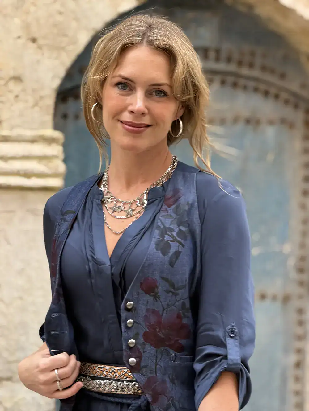 Pure-Madeleine-Denim-Väst-rosor-blå-klänning-4
