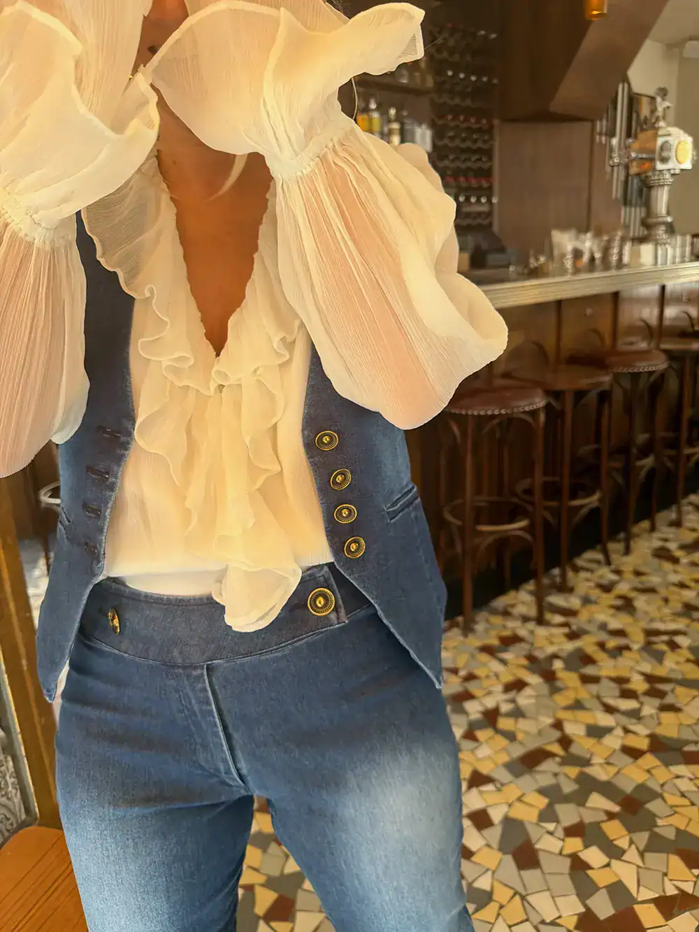 Pure-madeleine-Denimbyxa-denimväst-piratblus-6